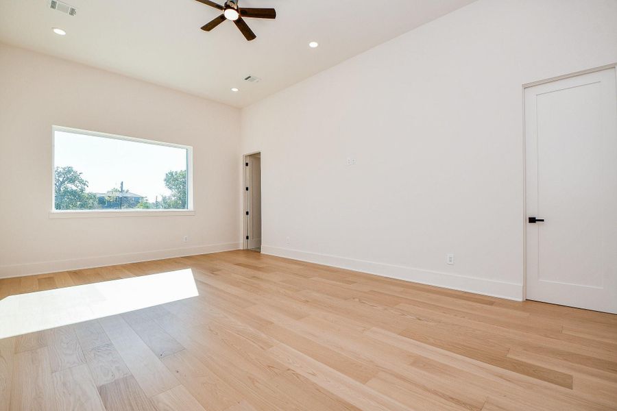 Spacious, unfurnished interior of a new home in , Houston (Image 40).