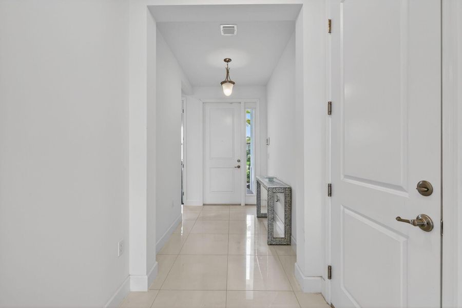 Spacious, unfurnished interior of a new home in , Port St. Lucie (Image 16).