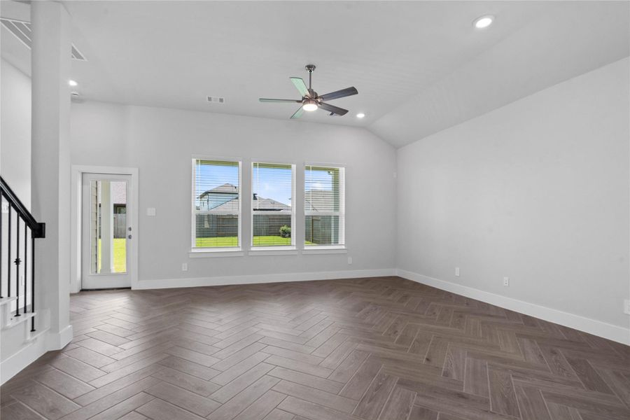Spacious, unfurnished interior of a new home in Sorella, Tomball (Image 14).