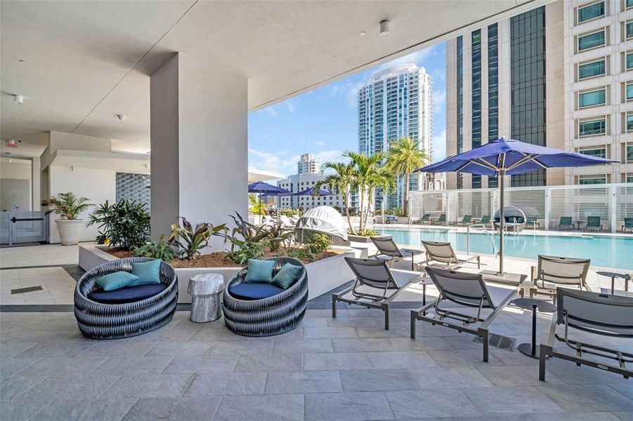 Condo located in St. Petersburg, FL showcasing its design and architecture (Image 44).