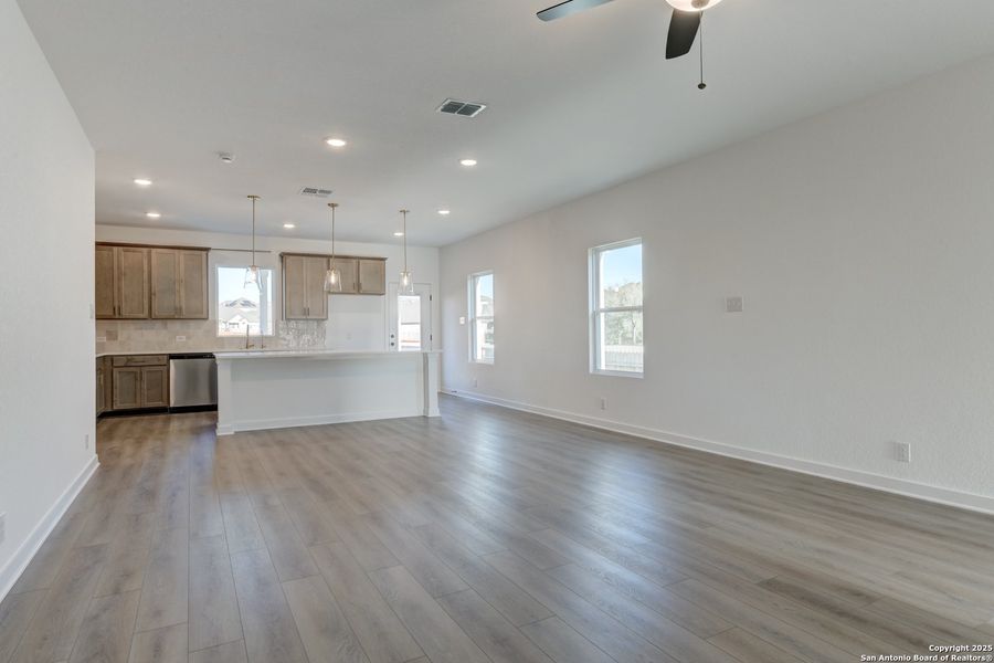 Spacious, unfurnished interior of a new home in Arcadia Ridge, San Antonio (Image 16).