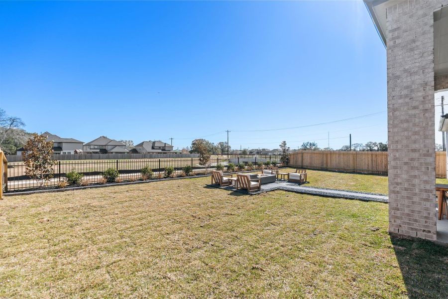 Exterior details and patio area of a home in Friendswood Trails, Friendswood (Image 3).