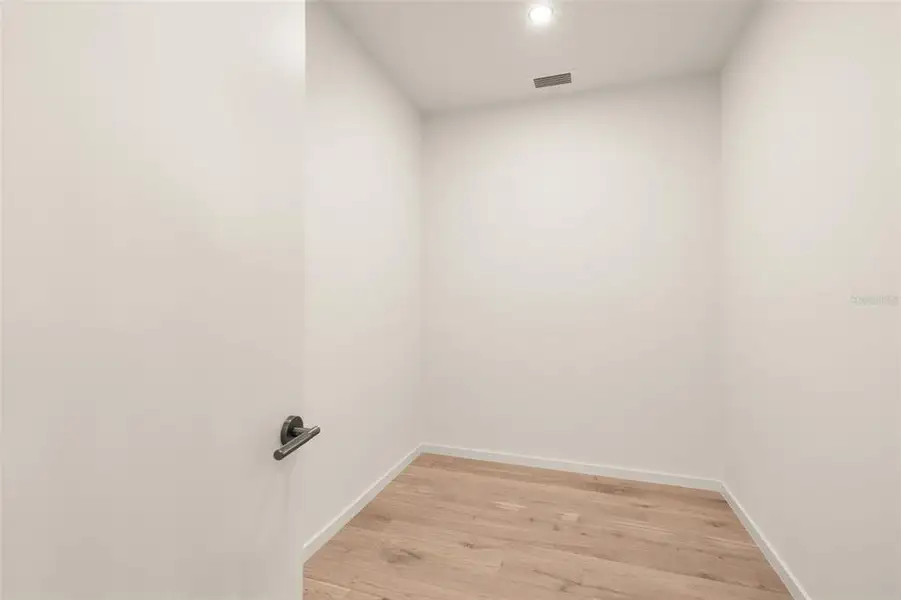 Spacious, unfurnished interior of a new home in , Sarasota (Image 31).