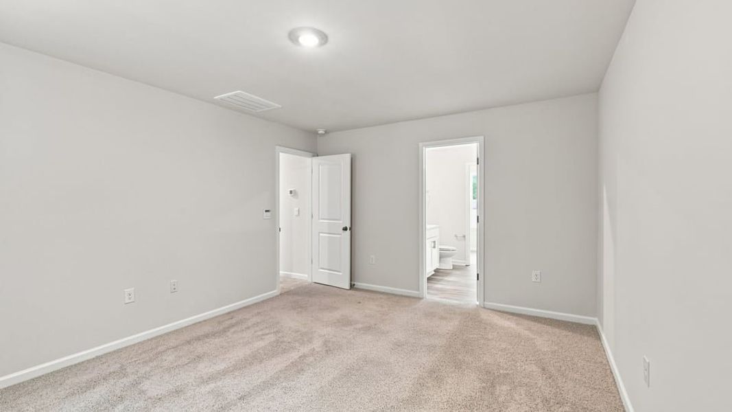 Spacious, unfurnished interior of a new home in Hawk Ridge, Anderson (Image 31).