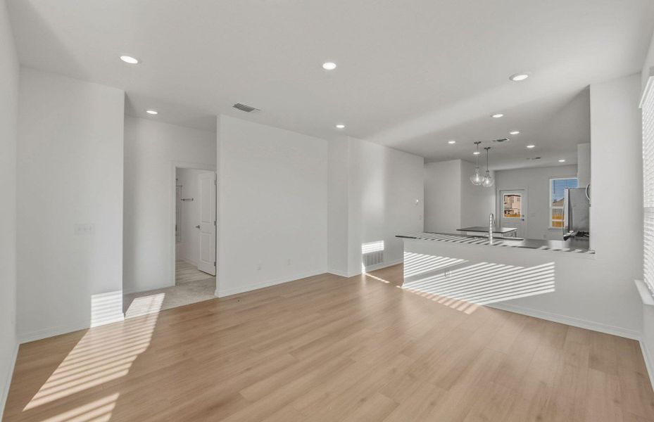 Spacious, unfurnished interior of a new home in Crosswinds, Kyle (Image 12).