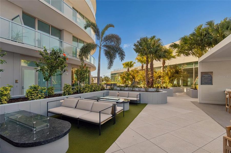 Exterior details and patio area of a home in , St. Petersburg (Image 28).