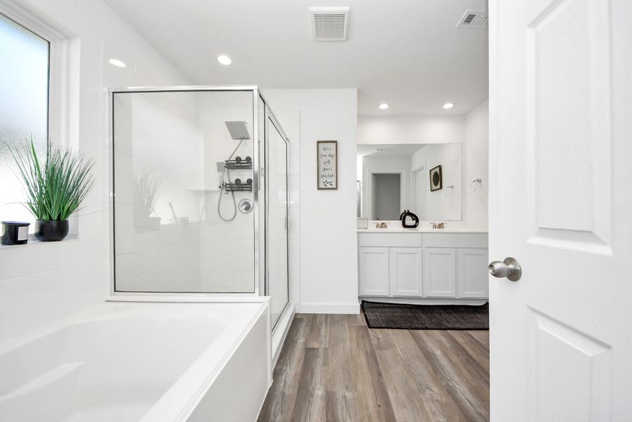 Furnished interior view inside a new home in , Rosharon (Image 16).
