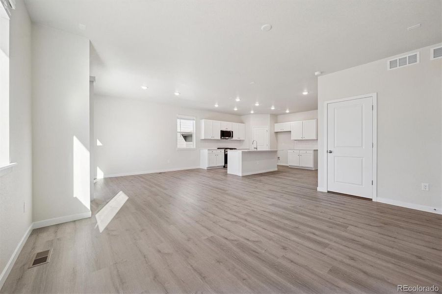 Spacious, unfurnished interior of a new home in The Aurora Highlands, Aurora (Image 10).