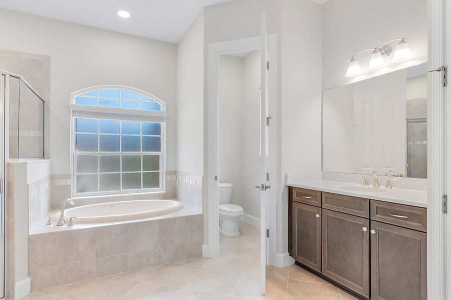 Oakmont Owner's Bath