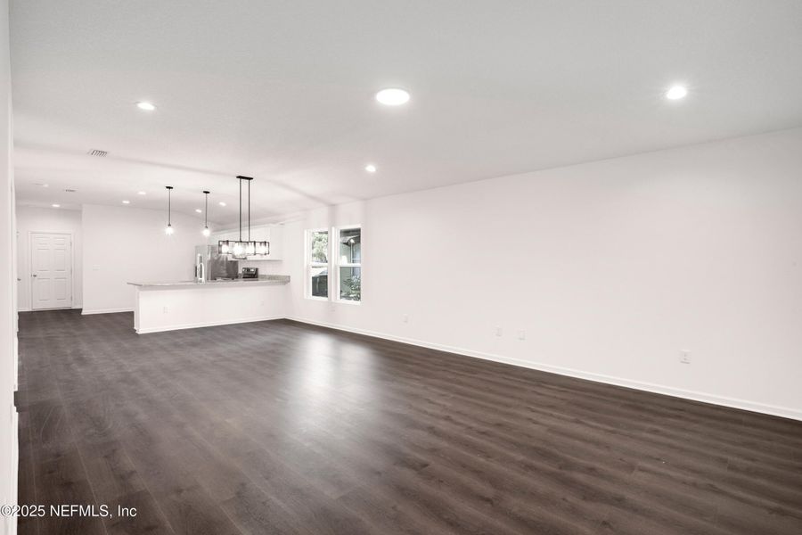 Spacious, unfurnished interior of a new home in , Palatka (Image 27).
