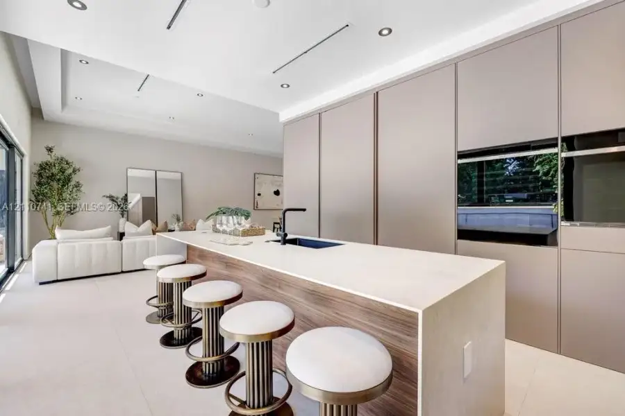 eat-in kitchen eat-in kitchen