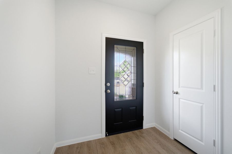 Spacious, unfurnished interior of a new home in The Pines at Seven Coves, Willis (Image 11).