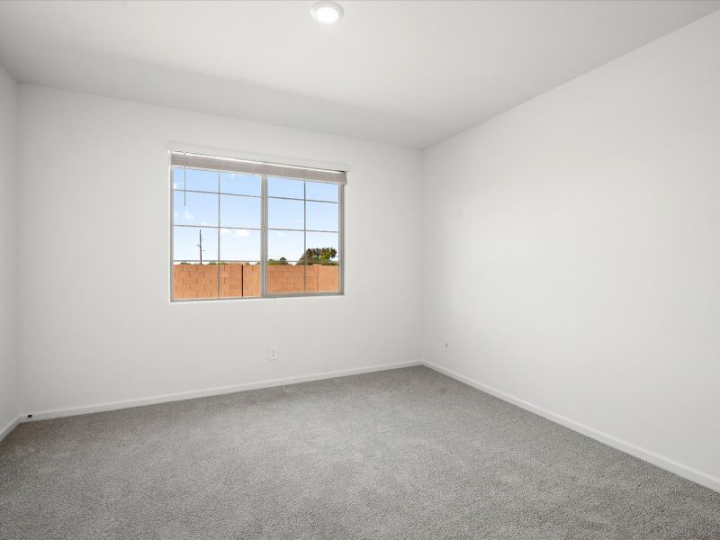 Spacious, unfurnished interior of a new home in Entrada Del Toro, Sahuarita (Image 9).