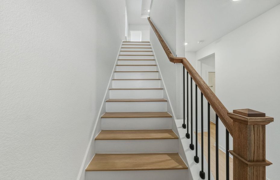 Spacious, unfurnished interior of a new home in Sunfield, Buda (Image 34).