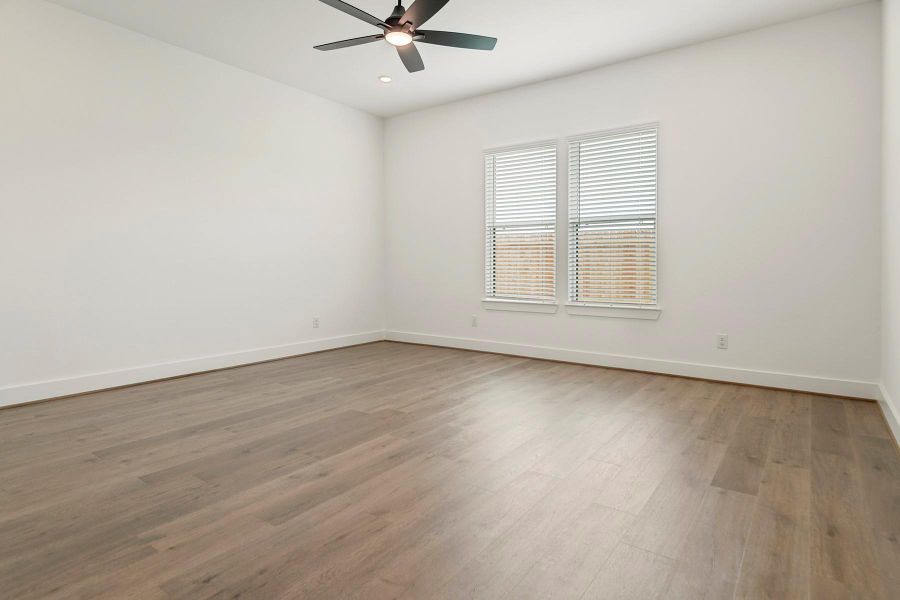 Spacious, unfurnished interior of a new home in Hallimore Ranch, Rosenberg (Image 14).
