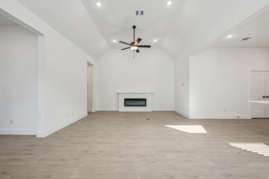 Spacious, unfurnished interior of a new home in Kresston 50's, Montgomery (Image 27).