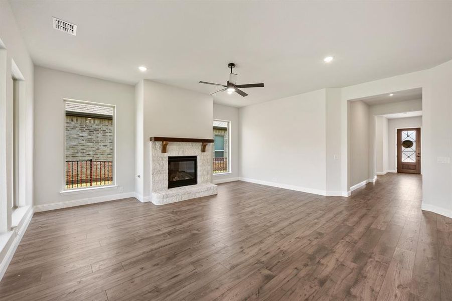 Spacious, unfurnished interior of a new home in Abe's Landing, Granbury (Image 25). Spacious, unfurnished interior of a new home in Abe's Landing, Granbury (Image 25).