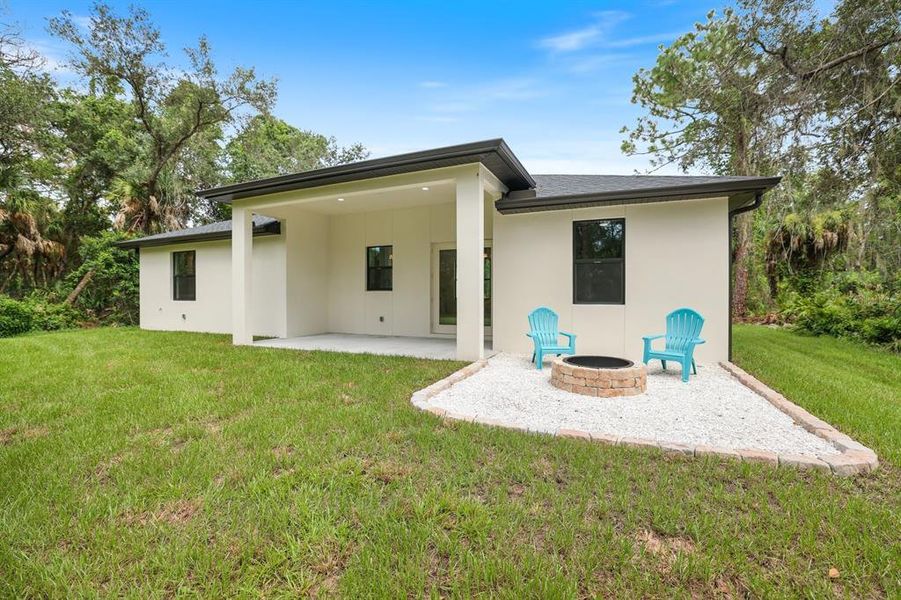 Exterior details and patio area of a home in , Port Charlotte (Image 21).