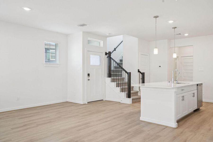 Spacious, unfurnished interior of a new home in Kemah Crossing - City Series, Kemah (Image 31).