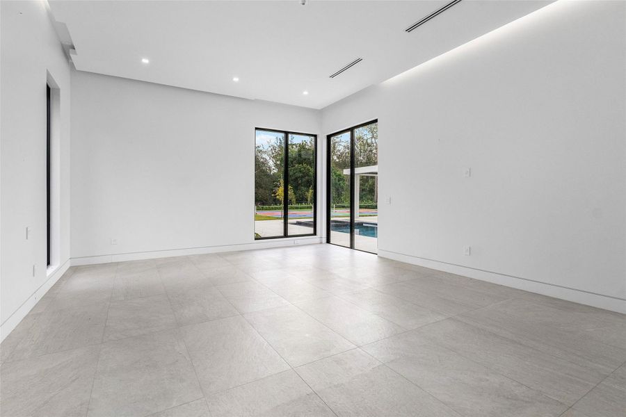 Spacious, unfurnished interior of a new home in , Parkland (Image 50).