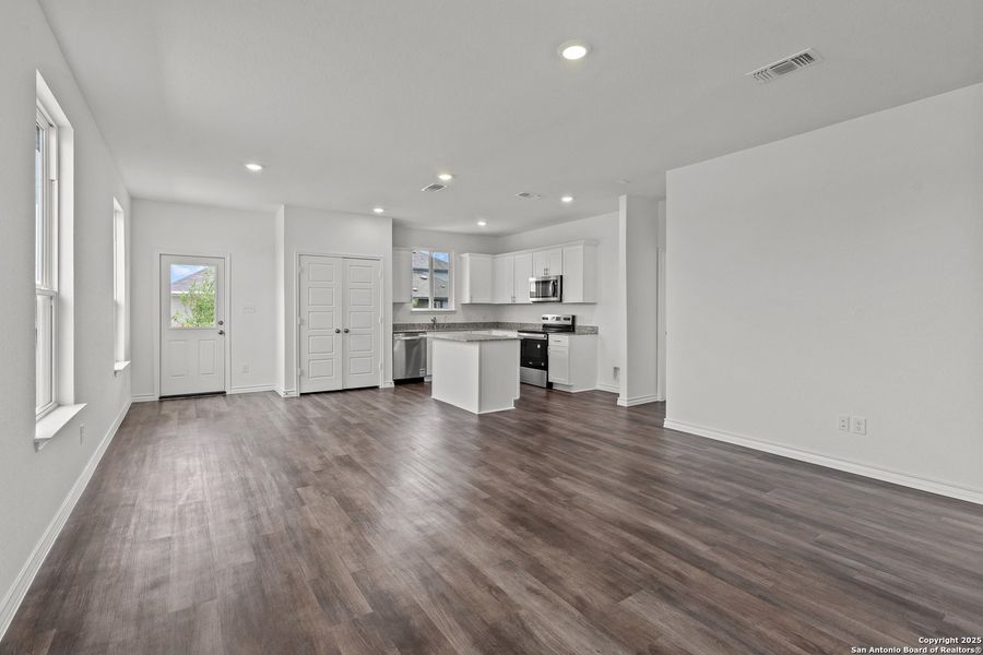 Spacious, unfurnished interior of a new home in Horizon Ridge, San Antonio (Image 24).
