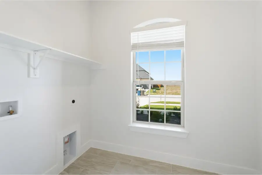 Spacious, unfurnished interior of a new home in Green Meadows, Celina (Image 24).