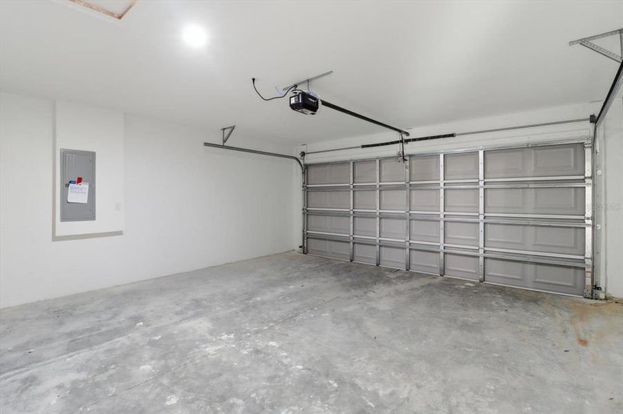 Spacious, unfurnished interior of a new home in , Citrus Springs (Image 34).