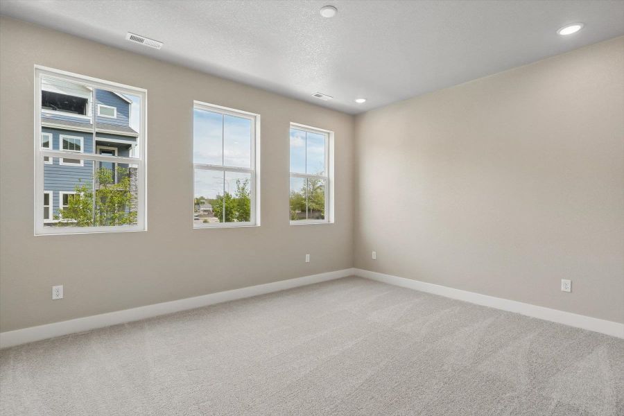 Spacious, unfurnished interior of a new home in Pony Park, Colorado Springs (Image 12).