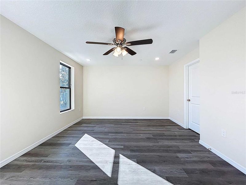 Spacious, unfurnished interior of a new home in , Tampa (Image 34).