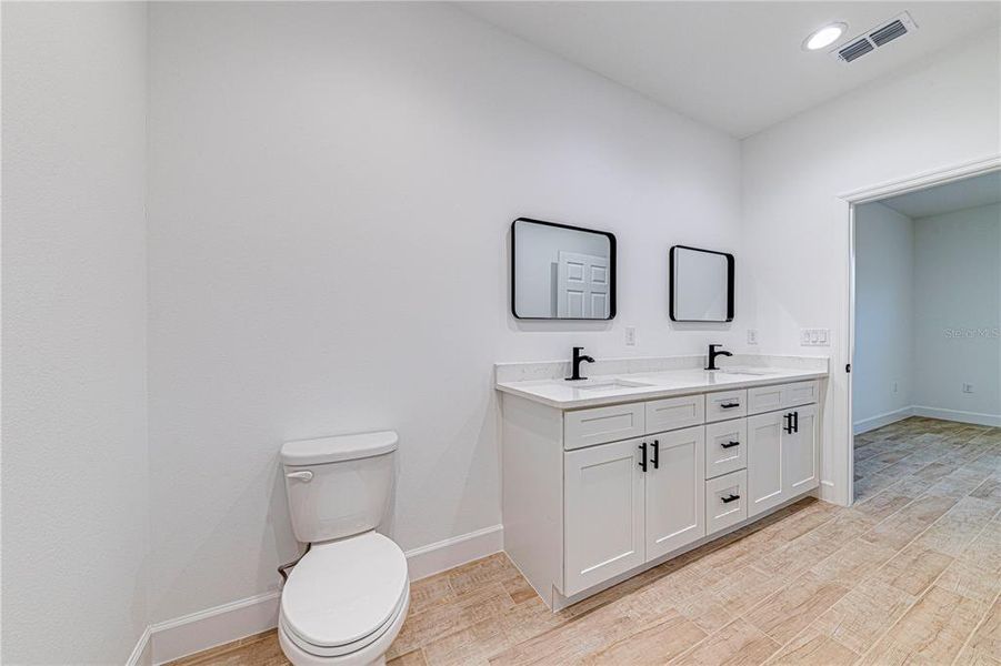 Furnished interior view inside a new home in , Ocklawaha (Image 5).