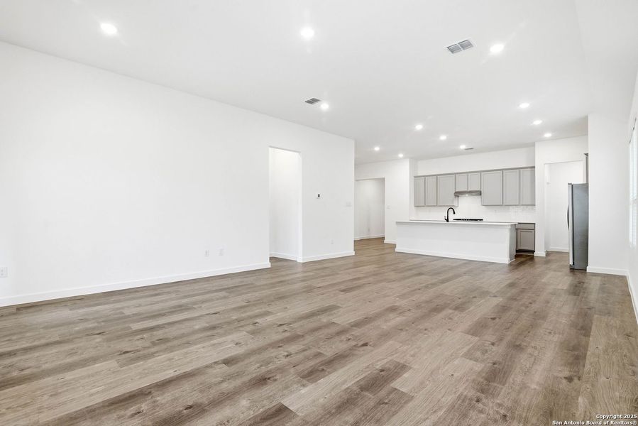 Spacious, unfurnished interior of a new home in Vista Ridge, Live Oak (Image 25).