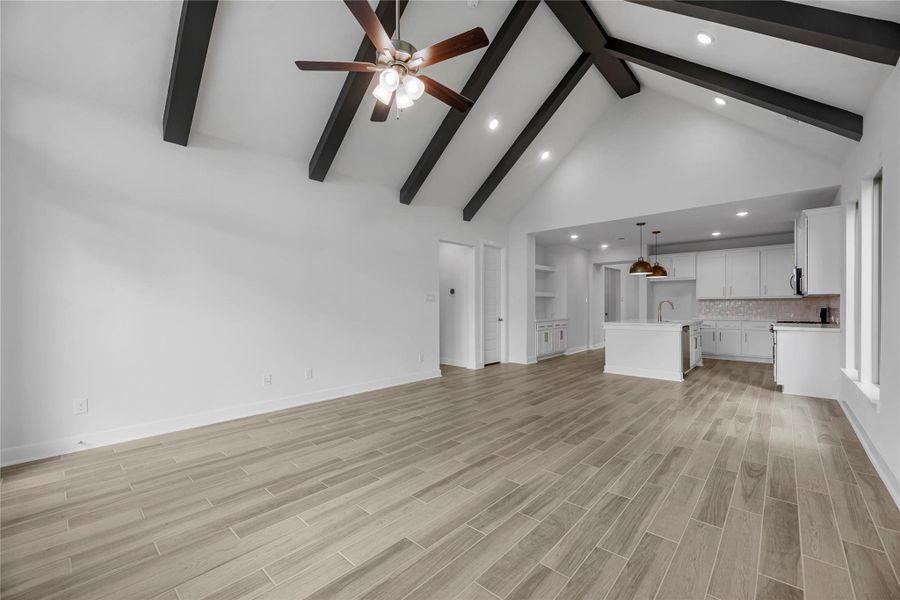 Spacious, unfurnished interior of a new home in Sienna, Missouri City (Image 13).