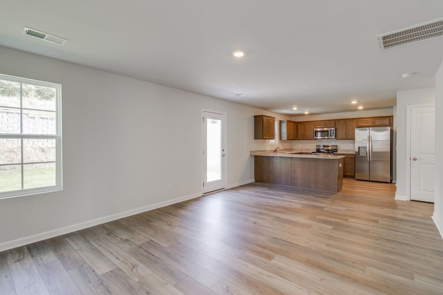 Spacious, unfurnished interior of a new home in Bluefield, Lexington (Image 22).