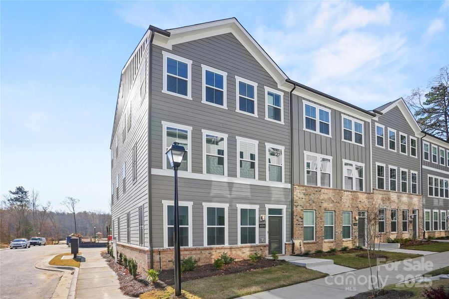 Condo located in Charlotte, NC showcasing its design and architecture (Image 6).