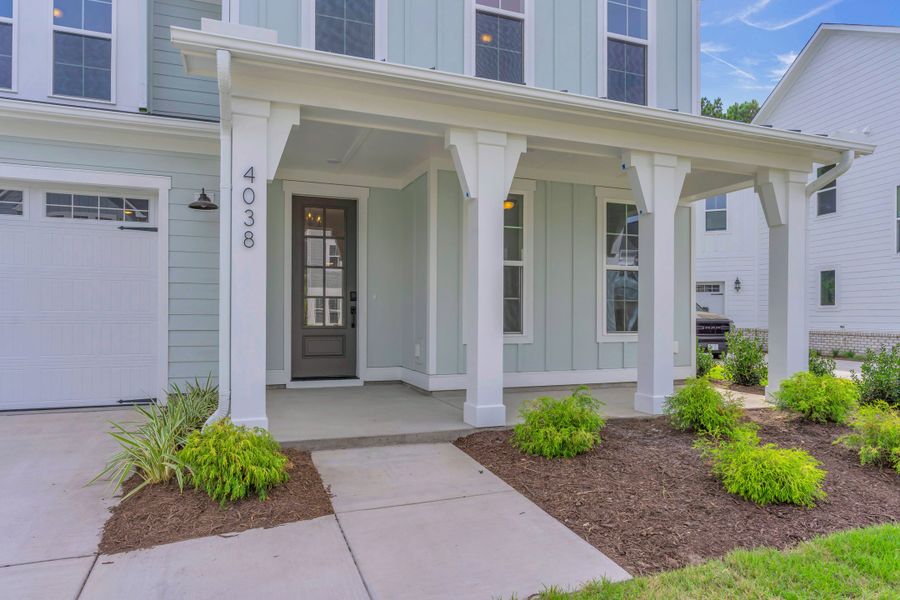 Representative exterior details of a home built from the The Hampton by RobuckHomes in Stonehenge, Raleigh (Image 54).