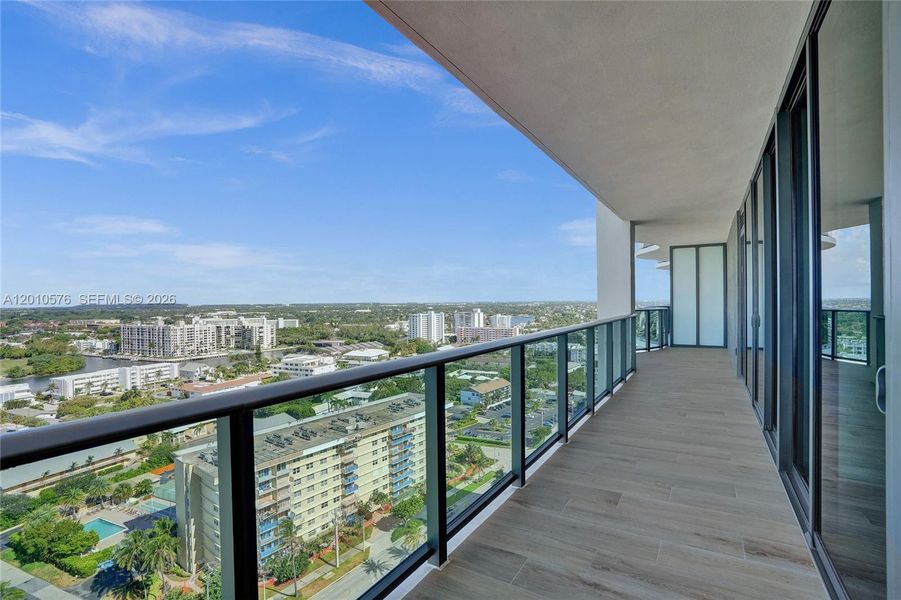 Condo located in Pompano Beach, FL showcasing its design and architecture (Image 3).