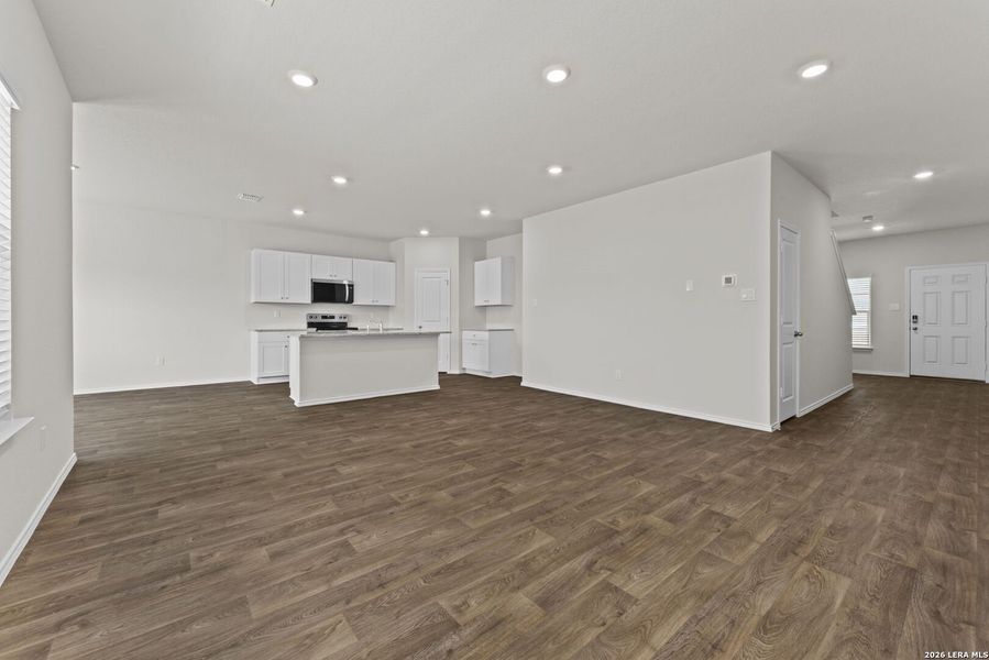 Spacious, unfurnished interior of a new home in Laurel Vistas, San Antonio (Image 18).