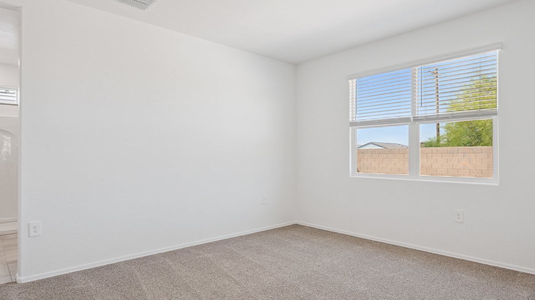 Spacious, unfurnished interior of a new home in Quail Ranch, San Tan Valley (Image 14).