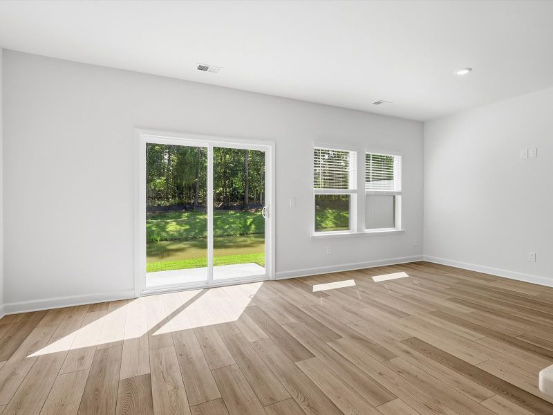 Spacious, unfurnished interior of a new home in Courts at Brook Run, Moncks Corner (Image 9).