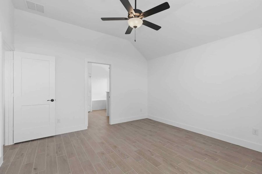 Spacious, unfurnished interior of a new home in Bridgeland, Elgin (Image 11).