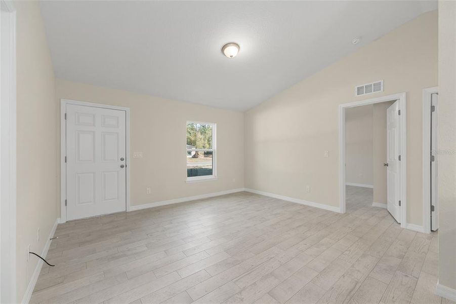 Spacious, unfurnished interior of a new home in , Ocala (Image 28).