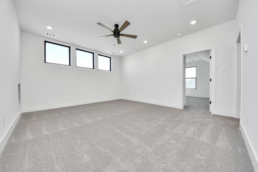 Spacious, unfurnished interior of a new home in Caywood Place, Houston (Image 27).