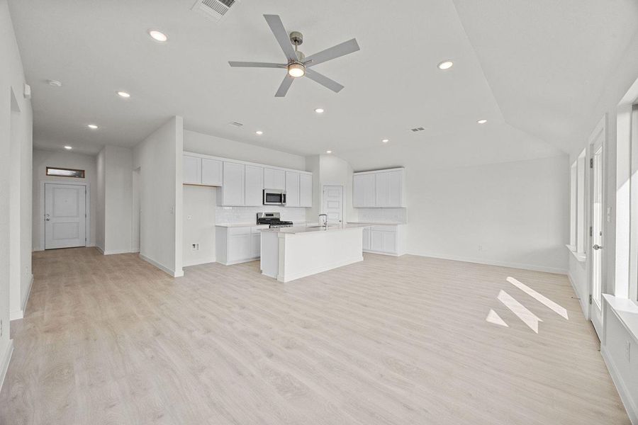 Spacious, unfurnished interior of a new home in Prairie Winds, Hutto (Image 27).