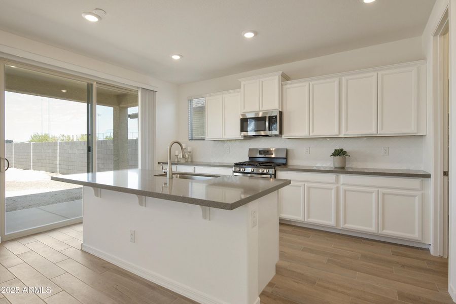 KITCHEN / DINING KITCHEN / DINING