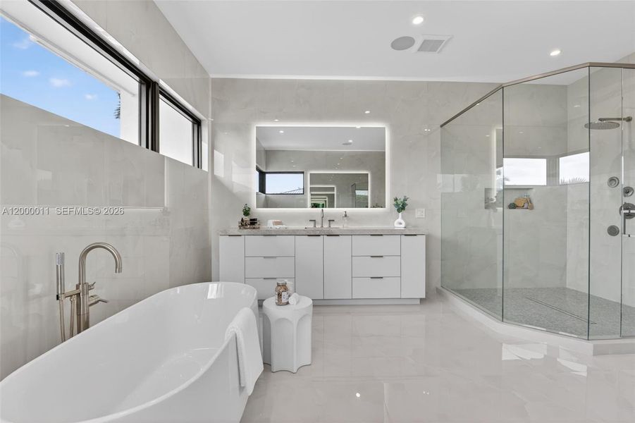 Furnished interior view inside a new home in , Fort Lauderdale (Image 36).