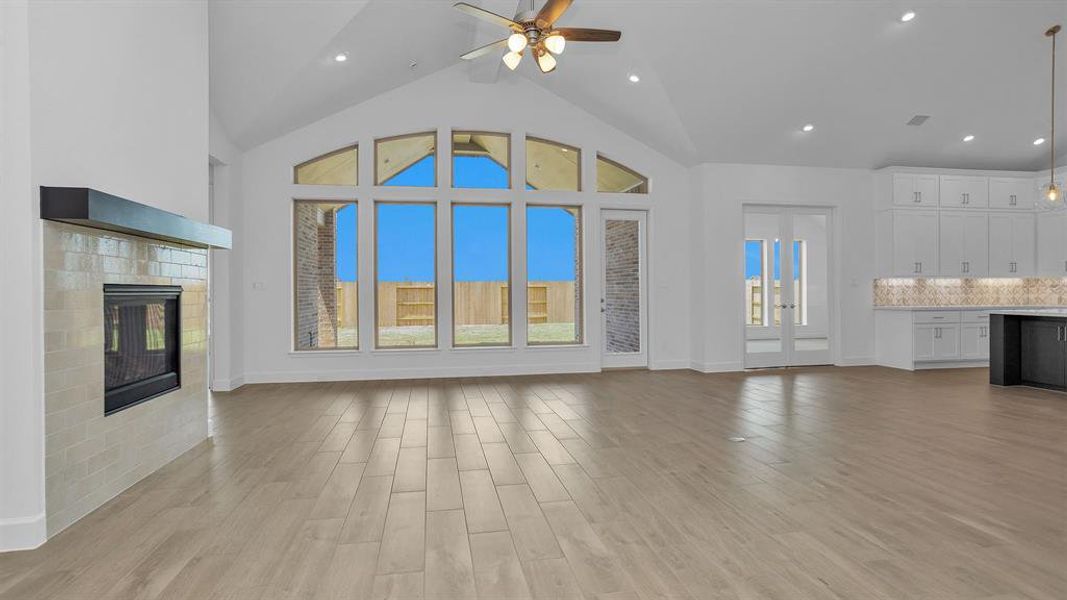 Spacious, unfurnished interior of a new home in Valencia 70', Manvel (Image 14).