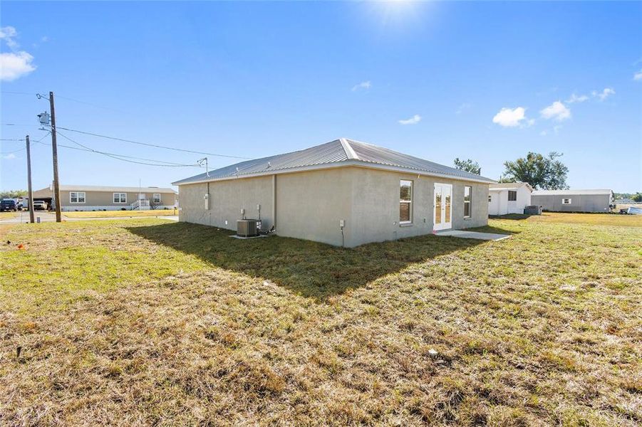 Exterior details and patio area of a home in , Frostproof (Image 16).