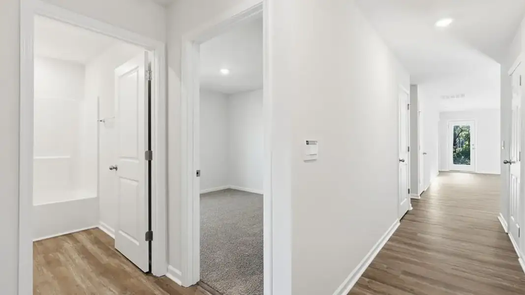 Spacious, unfurnished interior of a new home in Cedar Gap, Fountain Inn (Image 13).