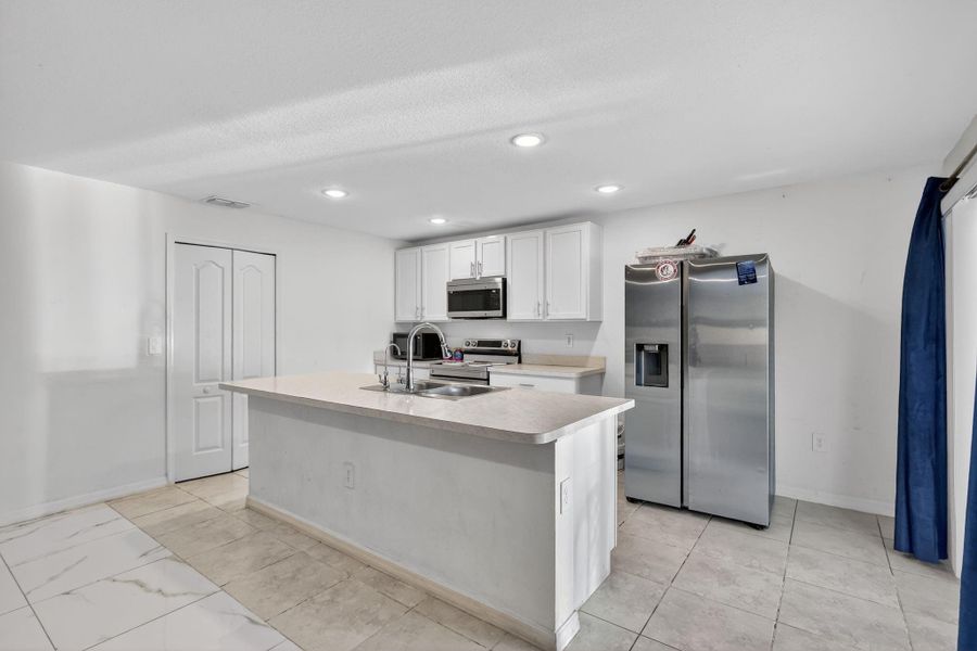 Furnished interior view inside a new home in , Fort Pierce (Image 9).