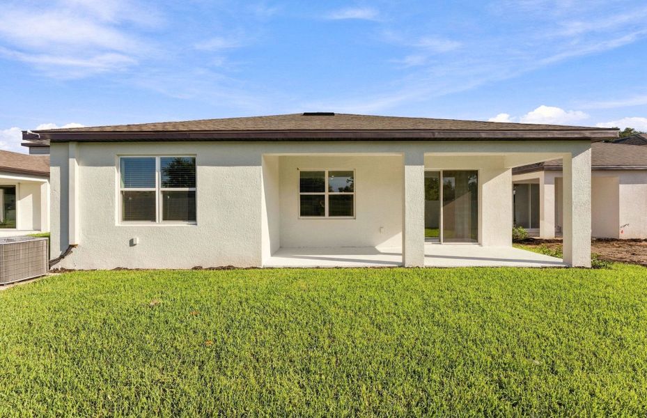 Exterior details and patio area of a home in Evergreen, Thonotosassa (Image 4).